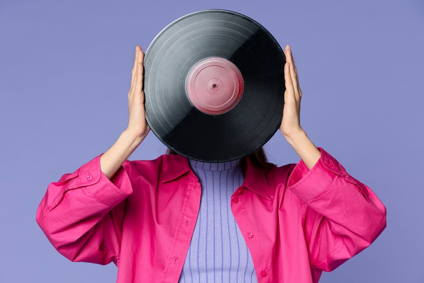 vista frontal manos sosteniendo disco vinilo